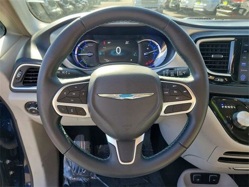 Certified 2017 Chrysler Pacifica Premium image 25