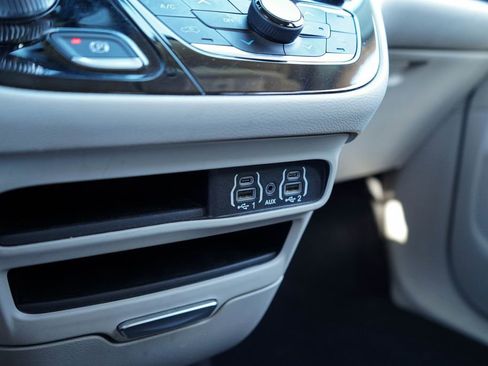 Used 2023 Chrysler Pacifica Touring-L image 27