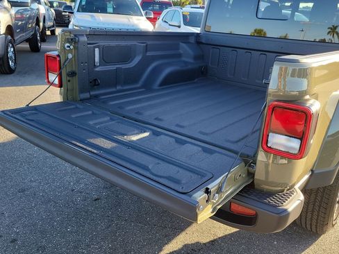 New 2025 Jeep Gladiator Sport image 8