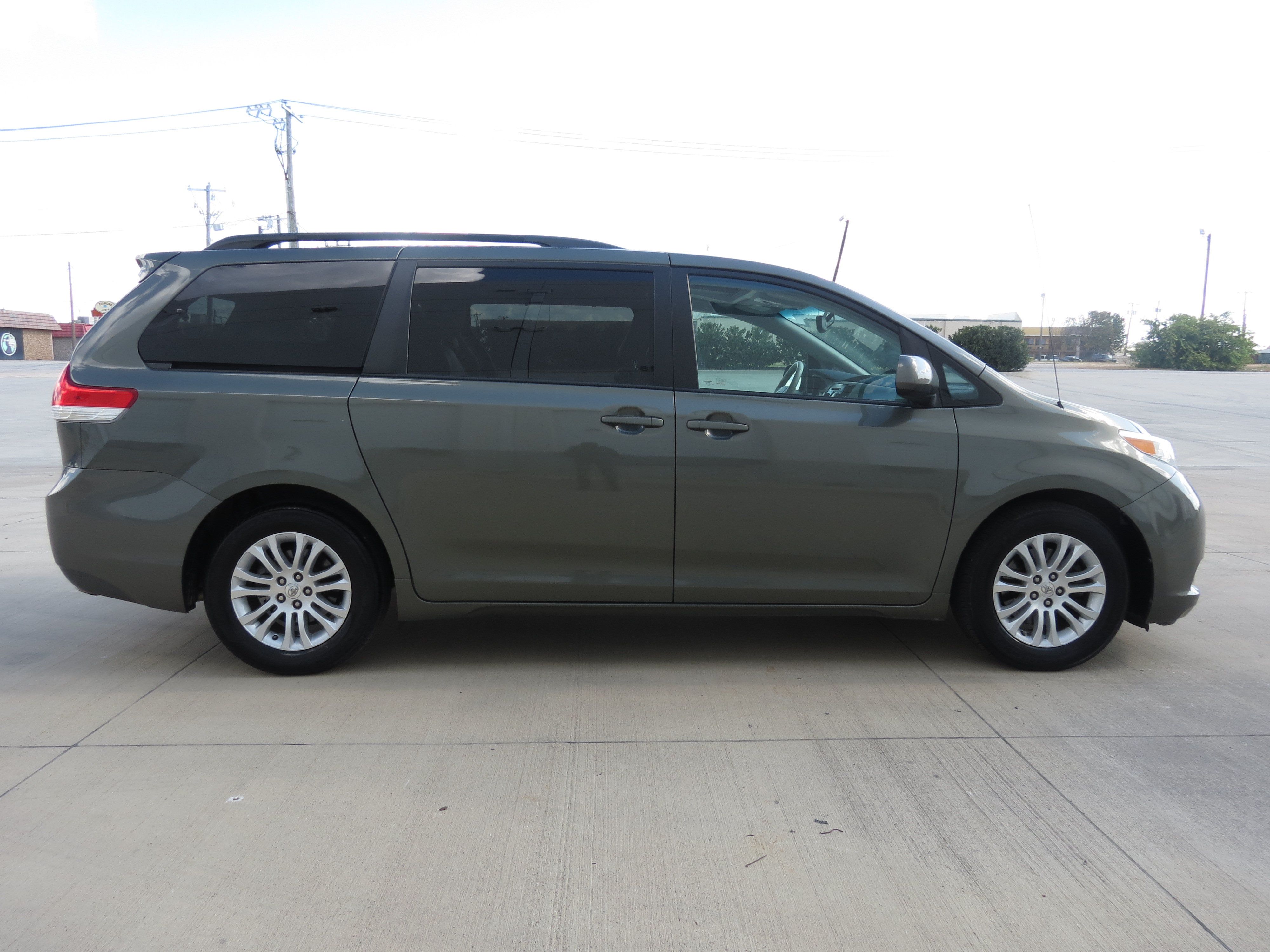 Used 2011 Toyota Sienna XLE FWD image 6