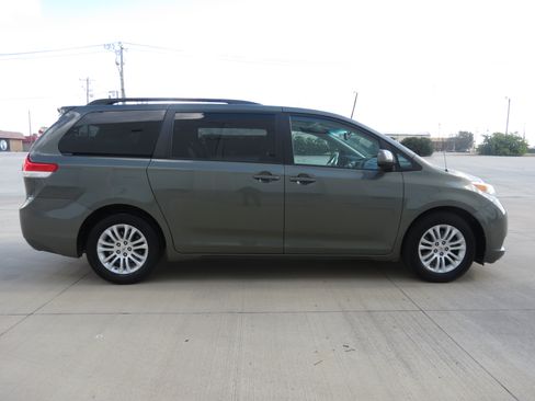 Used 2011 Toyota Sienna XLE FWD image 6