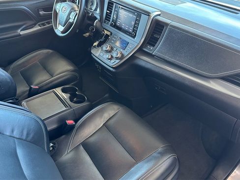 Used 2018 Toyota Sienna SE image 15