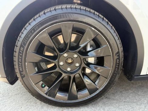 Used 2022 Tesla Model Y Long Range AWD/4WD image 9