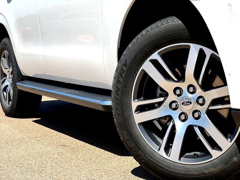 Used 2023 Ford Expedition XLT image 2