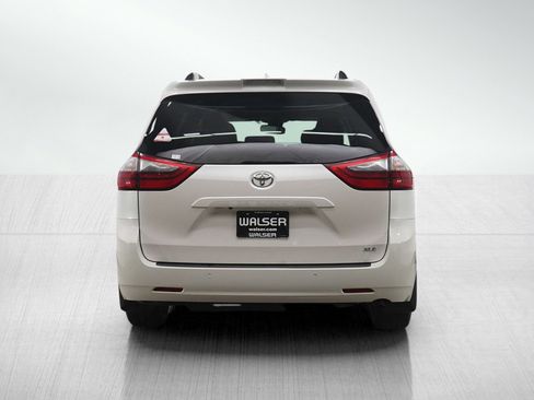 Used 2020 Toyota Sienna XLE image 4