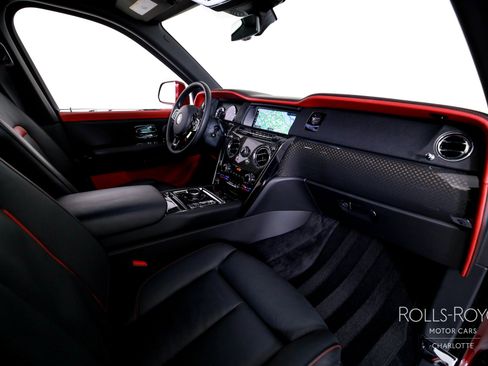 Used 2022 Rolls-Royce Cullinan Black Badge image 36