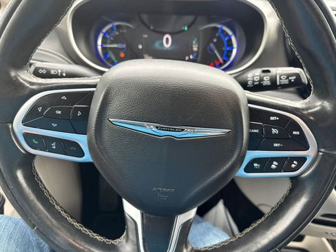 Used 2022 Chrysler Pacifica Touring-L w/ Uconnect Theater Family Group FWD image 16
