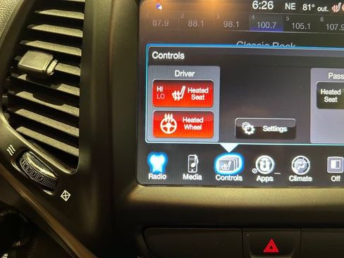 Used 2017 Jeep Cherokee Latitude w/ Cold Weather Group AWD/4WD image 11