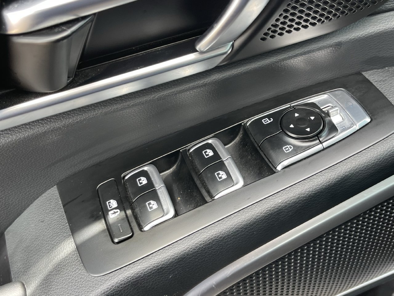 Certified 2025 Kia Telluride EX w/ EX Captain's Chair Package FWD image 11