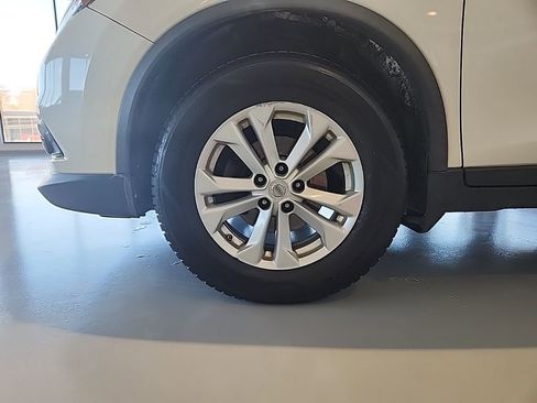 Used 2016 Nissan Rogue SV w/ SV Premium Package image 3