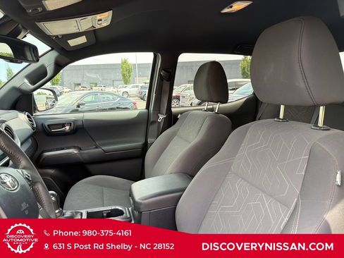 Used 2018 Toyota Tacoma TRD Sport w/ Technology Package AWD/4WD image 13