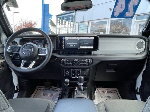 Used 2024 Jeep Wrangler Unlimited Sahara image 3