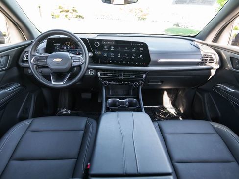 Used 2025 Chevrolet Traverse LT AWD/4WD image 12