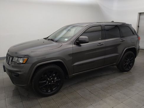 Used 2018 Jeep Grand Cherokee Altitude RWD image 2