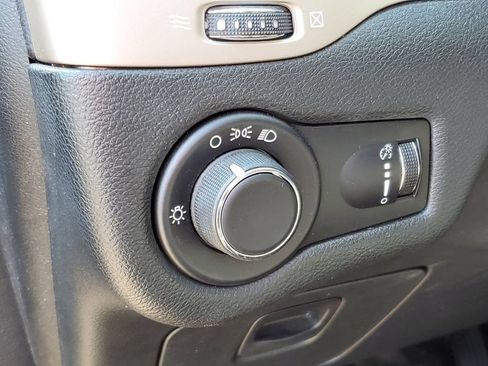 Used 2015 Jeep Cherokee Sport FWD image 8