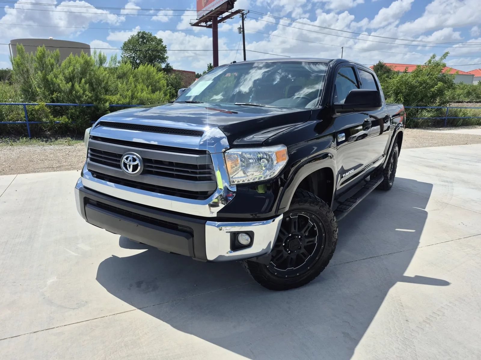 Used 2015 Toyota Tundra SR5 w/ SR5 Upgrade Package RWD image 1