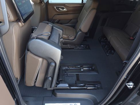 Used 2024 Chevrolet Suburban High Country w/ Advanced Technology Package image 36