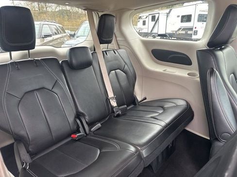 Used 2023 Chrysler Pacifica Touring-L FWD image 14