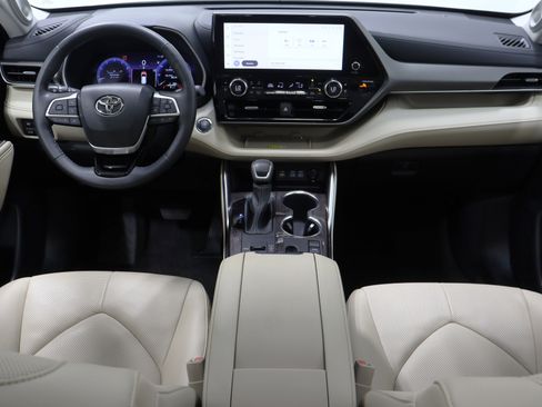 Used 2023 Toyota Highlander Limited image 32