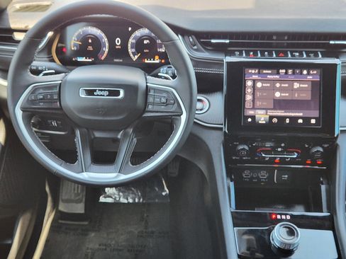 Used 2025 Jeep Grand Cherokee L Laredo w/ Luxury Tech Group I image 10