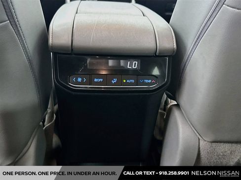 Used 2021 Toyota Highlander XLE FWD image 25