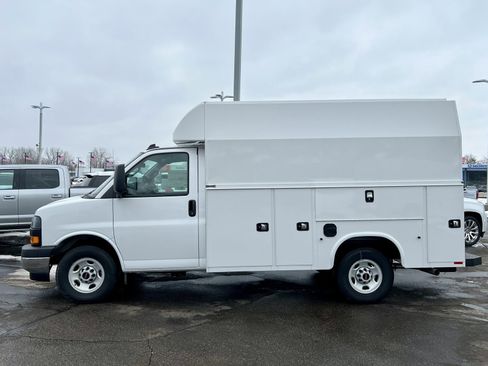 New 2025 GMC Savana 3500 1WT w/ Power Convenience Package image 4