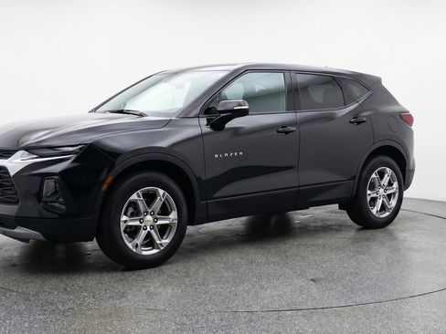 Used 2025 Chevrolet Blazer LT FWD image 3