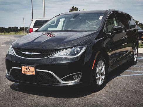 Used 2019 Chrysler Pacifica Touring Plus w/ Tire & Wheel Group FWD image 19