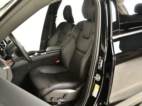 Used 2022 Volvo XC60 B5 Momentum w/ Protection Package Premier image 29