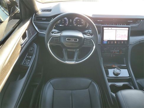 Used 2025 Jeep Grand Cherokee Limited w/ Luxury Tech Group II image 16