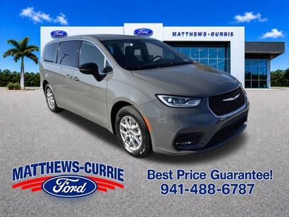 Used 2025 Chrysler Pacifica Select