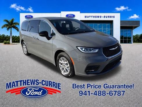 Used 2025 Chrysler Pacifica Select FWD image 1
