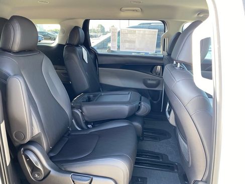New 2026 Kia Carnival FWD image 21