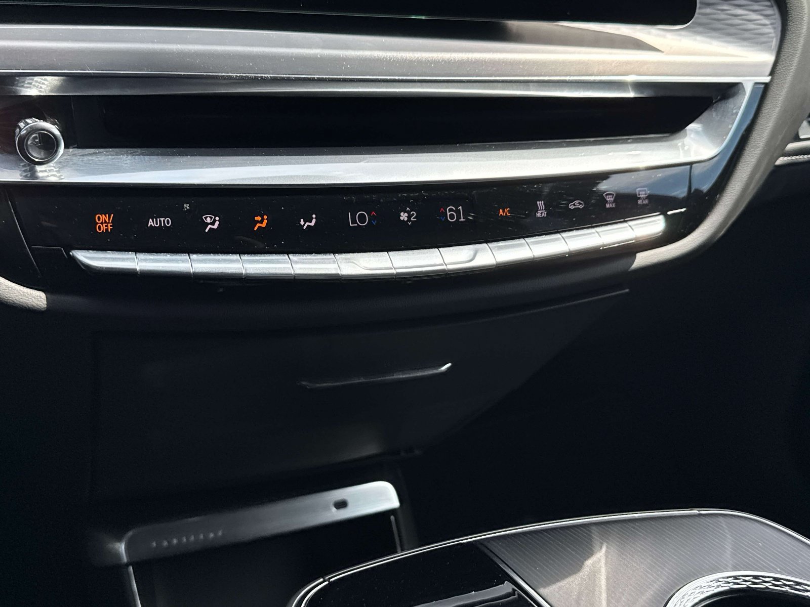 Used 2024 Cadillac Lyriq Luxury AWD/4WD image 6