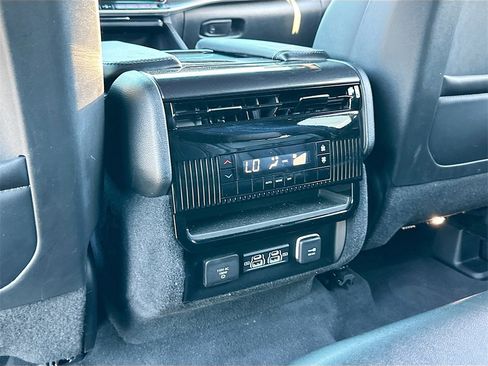 Used 2023 Jeep Wagoneer 4WD image 26