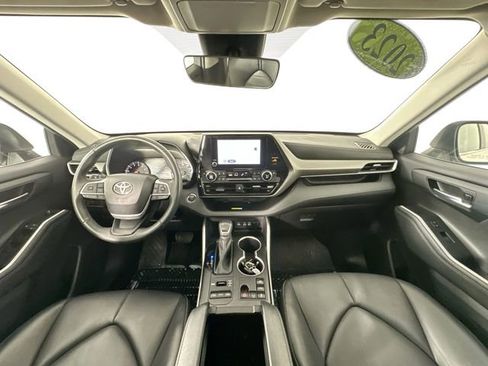 Used 2023 Toyota Highlander XLE AWD/4WD image 3