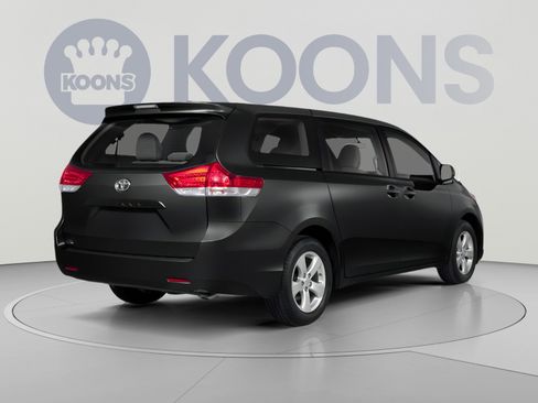 Used 2014 Toyota Sienna XLE FWD image 2