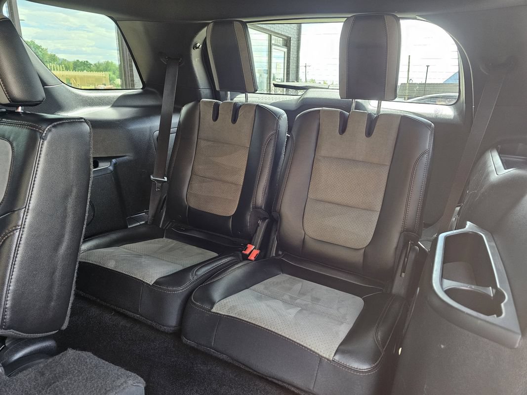 Used 2017 Ford Explorer XLT w/ Equipment Group 202A AWD/4WD image 19