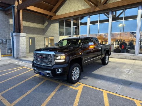 Used 2019 GMC Sierra 3500 Denali image 1