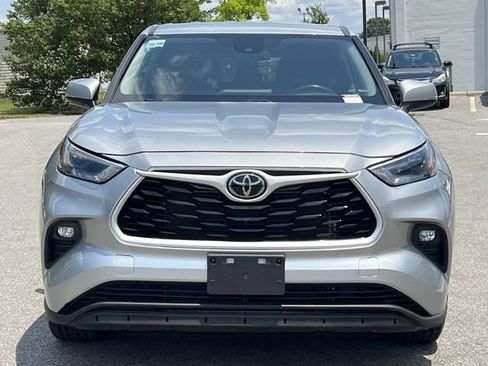 Used 2024 Toyota Highlander LE AWD/4WD image 16
