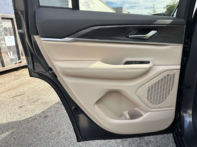 Certified 2025 Jeep Grand Cherokee Limited AWD/4WD image 18