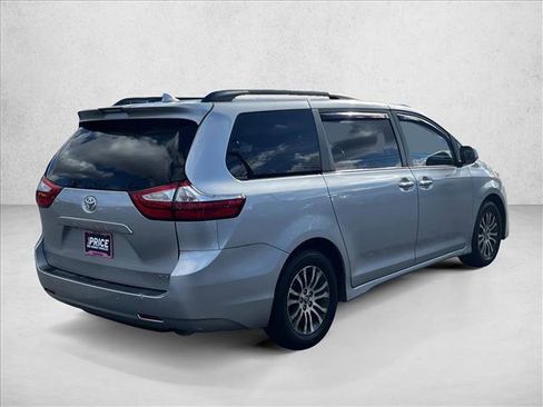 Used 2019 Toyota Sienna XLE image 5