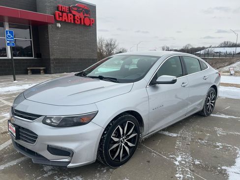 Used 2018 Chevrolet Malibu LT image 2