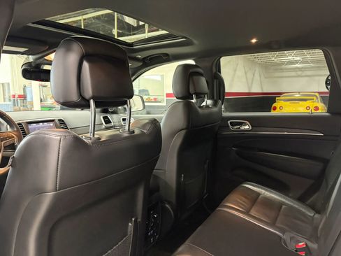 Used 2018 Jeep Grand Cherokee Limited image 23