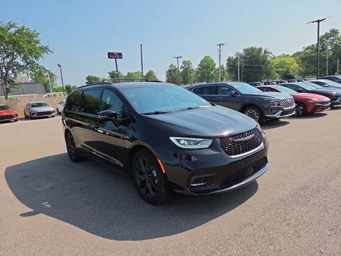 Used 2025 Chrysler Pacifica Limited FWD image 4
