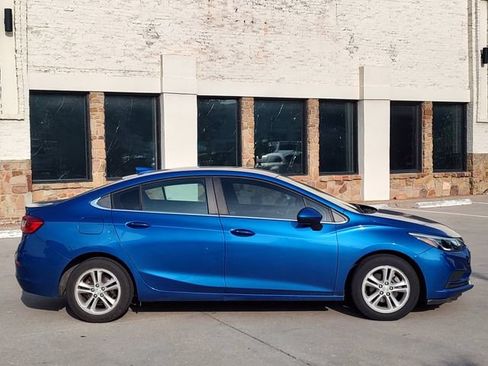 Used 2018 Chevrolet Cruze LT w/ Convenience Package FWD image 2