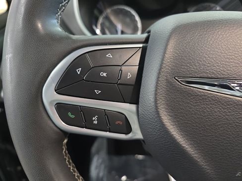 Certified 2025 Chrysler Pacifica Select FWD image 19