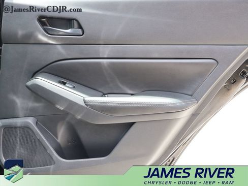 Used 2025 Nissan Altima 2.5 SV FWD image 11
