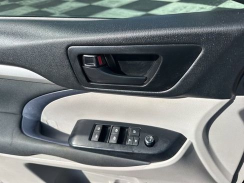 Used 2019 Toyota Highlander LE image 8