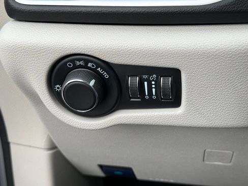 Used 2024 Chrysler Voyager LX FWD image 21